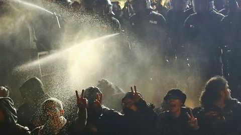 Politiet brukte tåregass mot voldelige demonstranter under G20-toppmøtet i Hamburg.