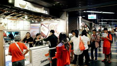 Marine Harvest skal åpne 2000 rene lakserestauranter i Kina og Taiwan de neste årene. Målet er en restaurantomsetning på 15,8 milliarder kroner innen 2025. Her fra en av de første restaurantene som allerede er åpnet i Taiwan.