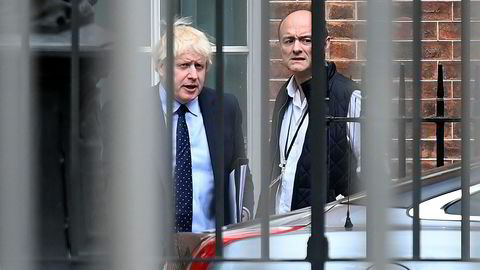 Statsminister Boris Johnson og hans spesialrådgiver Dominic Cummings på vei ut av nr. 10, Downing Street i London.