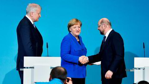 Angela Merkel må sørge for at Martin Schulz (til høyre) og sosialdemokratene blir såpass fornøyd at de sier ja til en storkoalisjon. Men ikke så fornøyd at Horst Seehofer (til venstre) og søsterpartiet i Bayern setter ned foten.
