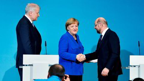 Angela Merkel må sørge for at Martin Schulz (til høyre) og sosialdemokratene blir såpass fornøyd at de sier ja til en storkoalisjon. Men ikke så fornøyd at Horst Seehofer (til venstre) og søsterpartiet i Bayern setter ned foten.