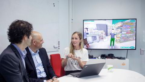 Administrerende direktør og teknologidirektør Anne Lise Waal demonstrerer et spill utviklet for en dagligvarekjede. Partner i Viking Ventures Eivind Bergmyr (midten) lytter ivrig, sammen med Odd P. Skarsheim, gründer og styreleder (til venstre).