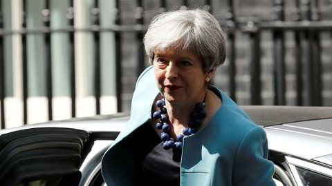 Storbritannias statsminister Theresa May sier påkjørselen ved en moské behandles som et mulig terrorangrep.