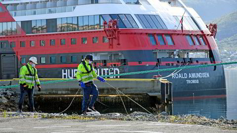 Etter smitteskandalen om bord på MS «Roald Amundsen» i juli, er alle ekspedisjonscruise avlyst på ubestemt tid, og selskapet har ikke oppdatert markedet om utviklingen i bookinger. Ansatte frykter for om kundene kommer tilbake. Her fra Tromsø.