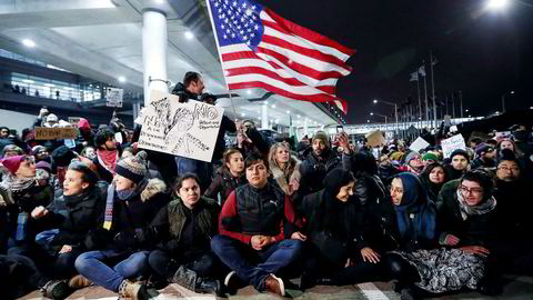 Folk protesterer verden over mot president Donald Trumps innreiseforbud for folk fra utpekte muslimske land. Her fra har folk samlet seg O'Hare-flyplassen i Chicago.