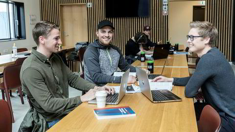 Sondre Knutsen (fra venstre), Jostein Hella og Jonas Karlsbakk går på ulike bachelorstudier ved Høgskulen på Vestlandet, men er alle interesserte i å lære mer om blokkjeder og kryptovaluta. – Økonomer har like stort behov for å forstå disse teknologiene som ingeniørstudentene, mener økonomistudent Knutsen.