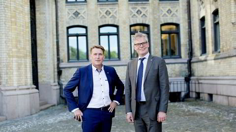 Høyres Kårstein Løvaas (fra venstre) og Hans Andreas Limi i Frp mener Venstres ønske om skattefrie avisabonnementer fra arbeidsgivere blir en form for støtteordning for pressen.