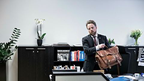 Næringsminister Torbjørn Røe Isaksen har nettopp «flyttet» inn på nytt kontor. De siste ukene har han tenkt mye på varslingssakene i Høyre – og sin egen rolle gjennom årene. Foto: Aleksander Nordahl
