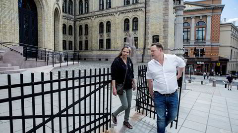 Hovedtillitsvalgt Leslie Johansen på Stortinget for Norsk Tjenestemannslag (NTL) og forbundssekretær Leif Erling Helland i NTL, mener det er i ferd med å bygges opp to separate miljøer på Stortinget, ett for representantene og ett annet for andre ansatte.