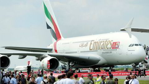 Lav oljepris, konkurranse fra lavprisselskap og en svekket turistnæring får Emirates, et av verdens største og mest luksuriøse flyselskap, til å tenke utenfor boksen for å puste liv i inntektene igjen.