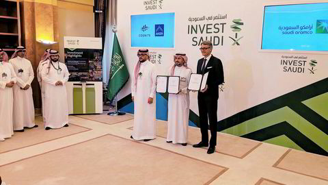 Fra dagens signeringsseremoni i Riyadh. Til venstre for administrerende direktør i Aker asa Øyvind Eriksen står Ahmad A. Al-Sa’adi, som er fungerende konsernsjef i Saudi Aramco.