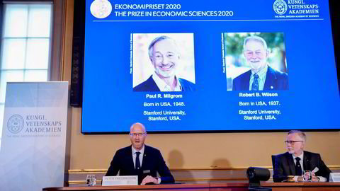 Peter Fredriksson, talsmann for komiteen for økonomisk vitenskap, og Göran K. Hansson, sekretær for Vitenskapsakademiet, presenterer årets økonomipris under en pressekonferanse på Kungliga Vetenskapsakademien.