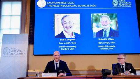 Peter Fredriksson, talsmann for komiteen for økonomisk vitenskap, og Göran K. Hansson, sekretær for Vitenskapsakademiet, presenterer årets økonomipris under en pressekonferanse på Kungliga Vetenskapsakademien.