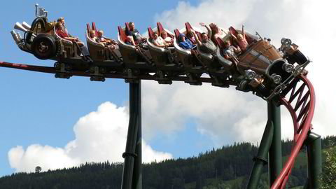 Berg-og-dal-banen Il Tempo Extra Gigante i Hunderfossen Familiepark er stridens kjerne. Retten skal ta stilling til hvorvidt berg-og-dalbanen er modellert etter Kjell Aukrusts originaltegninger av bilen eller Ivo Caprinos filmversjon av Il Tempo Gigante.