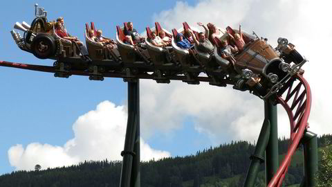 Berg-og-dal-banen Il Tempo Extra Gigante i Hunderfossen Familiepark er stridens kjerne. Retten skal ta stilling til hvorvidt berg-og-dalbanen er modellert etter Kjell Aukrusts originaltegninger av bilen eller Ivo Caprinos filmversjon av Il Tempo Gigante.