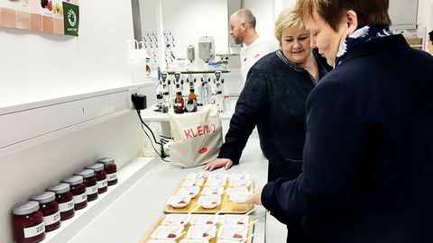 Statsminister Erna Solberg var tilfeldigvis på besøk hos Lerum-fabrikken i Sogndal samme dag som det ble kjent at syltetøyet forsvinner ut av Rema-hyllene. Her sammen med administrerende direktør Trine Lerum Hjellhaug.