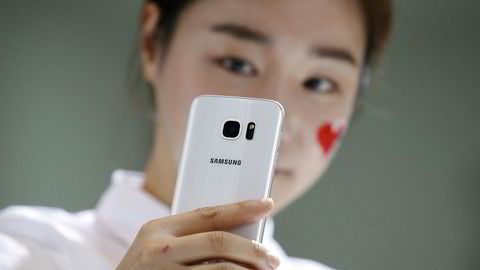 En representant viser frem Galaxy S7 under lanseringen i 2016. Onsdag lanserer Samsung S8.