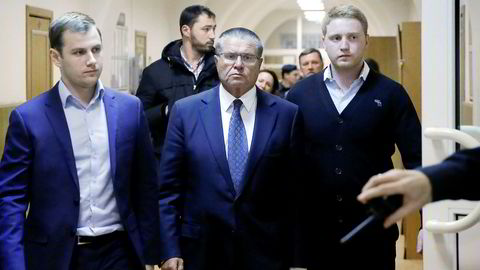 Eksperter mener arrestasjonen av Russlands økonomiminister Aleksej Uljukajev (i midten) er del av et politisk spill.