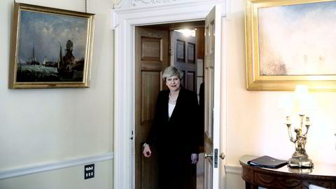 Statsminister Theresa May og partileder for De konservative er ute i hardt vær om dagen etter at hun tapte flertallet i parlamentet.
