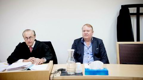 Øyvind Hornnæss (til høyre) føler seg fryktelig sliten etter flere år med høyt press, men slo likevel godt fra seg da han møtte i Oslo tingrett. Ved sin side har han advokat Tor Hilmar Eggesvik, som har ført pengekrangelen mot Mads Danielsen i retten.