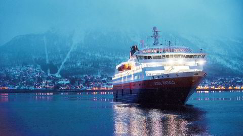 Skipet Kong Harald som går i rute for Hurtigruten, legger til kai i Tromsø.