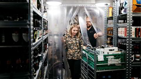 Innkjøpssjef på ølpuben Cardinal i Stavanger, Synnøve Deguet, viser frem lageret til daglig leder i Retail Solution, Joar Mestad. – Det er vel totalt noen tusen tusentall flasker med øl her inne, sier Deguet.