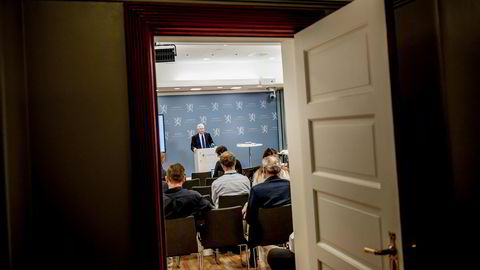 Svein Gjedrem loverleverte rapporten om ny sentralbanklov til finansminister Siv Jensen i dag. ---