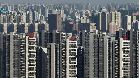 Ingen land i verden har bygget flere boliger enn Kina de siste årene. Veksten i Kinas økonomi har vært gjeldsdrevet anført av eiendomsmarkedet. Nå går det trolig mot strammere tider i den kinesiske eiendomssektoren. Bildet viser boligblokker i Shanghai.