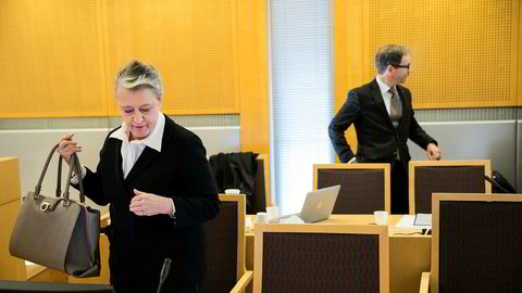 Advokat Berit Reiss-Andersen (til venstre) representerer den tidligere regnskapssjefen som har tilstått underslag av 49 millioner kroner i Gartnerhallen. Til høyre advokat Rasmus Dannevig Woxholt som representerer den tiltalte bonden.