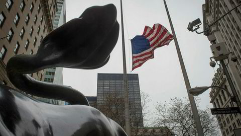 Halen på okse-skulpturen utenfor New York-børsen på Wall Street vaier i et sterkt marked i dag, 8 . desember. Senator John Glenn, den første amerikanske astronauten som gikk i bane rundt jorden, døde torsdag, 95 år gammel.