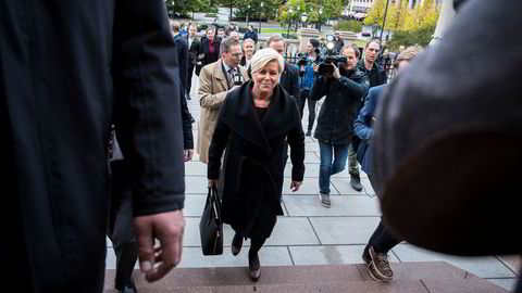 Finansminsiter Siv Jensen på vei til Stortinget for å holde finanstalen.
