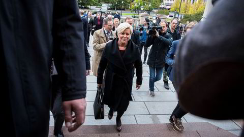 Finansminsiter Siv Jensen på vei til Stortinget for å holde finanstalen.