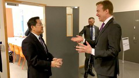Utenriksminister Børge Brende (til høyre) i samtale med Kinas Arktis-ambassadør Gao Feng under Arctic Frontiers-konferansen i Tromsø tirsdag.