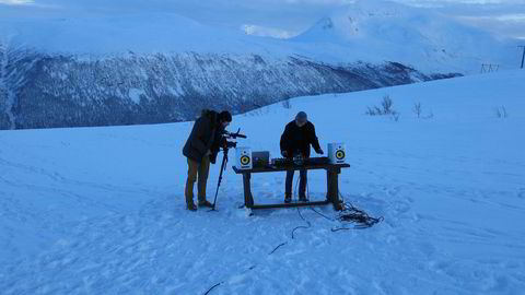 Techno på tinder. Den ­norske ­produsenten Bjørn ­Torske filmes mens han spiller et dj-set med ­Tromsøs fjellheim som publikum.
