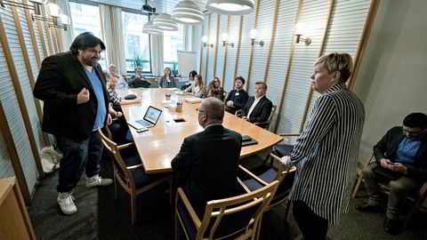 Ni operasolister samt fagforeningsrepresentanter hadde møte med kulturkomiteen tirsdag. Her Yngve Søberg fra Operaen, Geir Jørgen Bekkevold (Krf), Ib Thomsen (Frp), Hege Haukeland Liadal (Ap) og sangsolister fra Operaen.