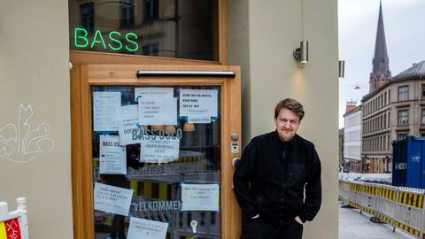 Aksel Steen, daglig leder av restauranten Bass på Grünerløkka i Oslo, har ikke råd til å betale de ansattes feriepenger i juni. Allerede før koronakrisen var omsetningen i hjørnerestauranten presset, på grunn av store gravearbeider i gatene utenfor og sviktende besøk.