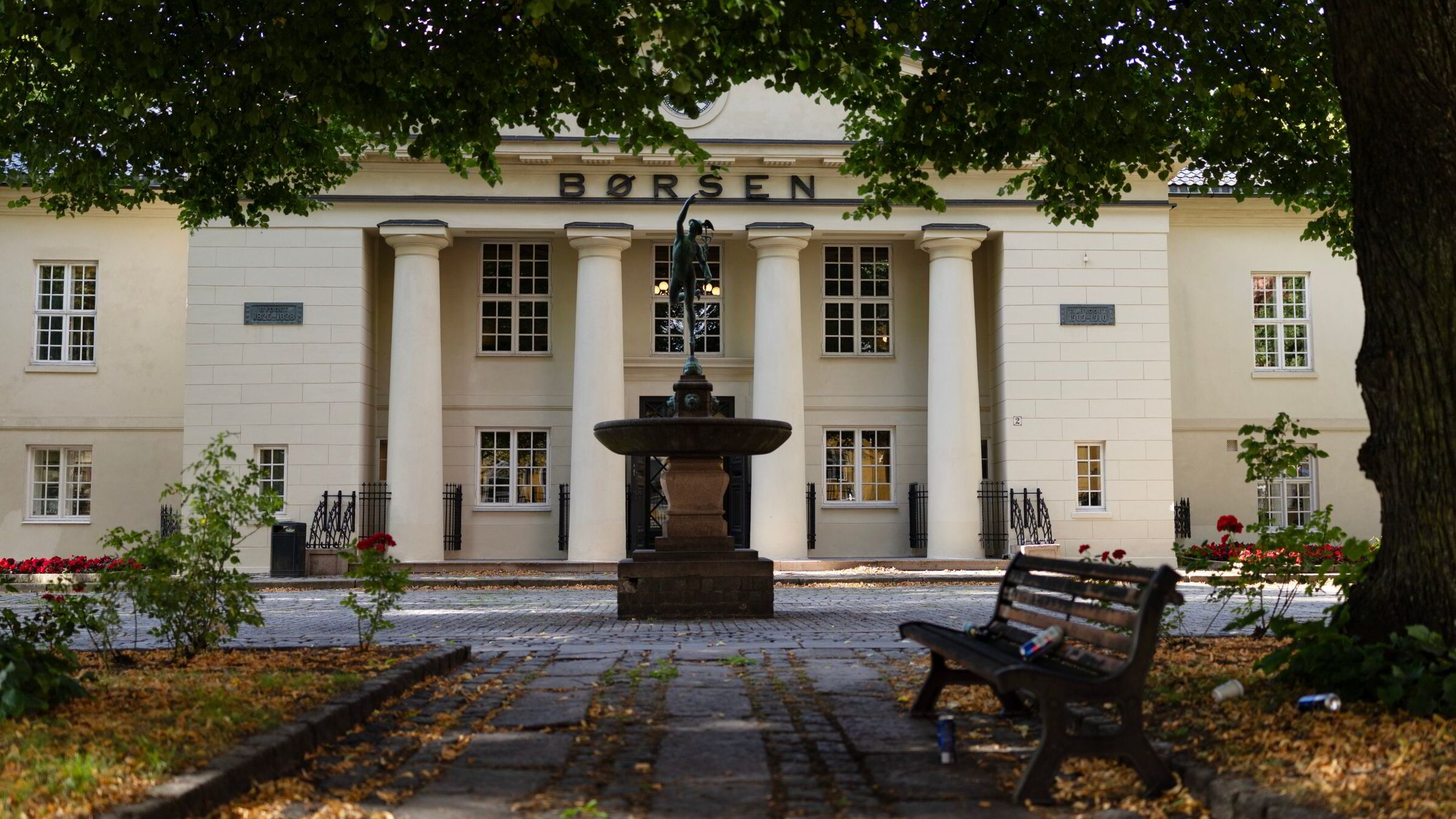 Oslo Børs hamres ned fra to sider