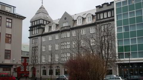 Bygget fra 1917 er tegnet av Islands tidligere statsarkitekt Guðjón Samúelsson. Han står også bak byens fremste arkitektoniske severdighet, Hallgrímskirkja, som ruver 74,5 meter over den vesle hovedstaden.
