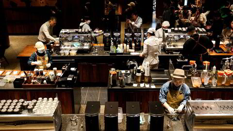 Verdens største Starbucks-utsalg er Starbucks Reserve Roastery i Shanghai (bildet). Nå vurderer Starbucks å selge deler av Kina-virksomheten til eksterne investorer.