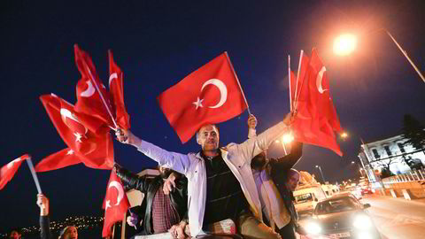 Tilhengere av den tyrkiske presidenten Tayyip Erdogan feirer i Istanbuls gater etter folkeavstemningen søndag.