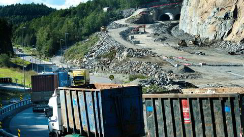 «Nye Veier stiller konkrete krav om at leverandører forholder seg systematisk til lovverket, de må dokumentere at de jobber godt med helse, miljø og sikkerhet, at de bruker faglært arbeidskraft og at de følger kravene til norske lønns- og arbeidsforhold», skriver innleggsforfatteren. Veiarbeidet på bildet er ikke knyttet til noen form for slike uregelmessigheter.