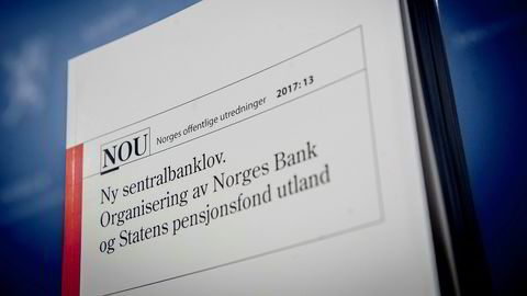 Svein Gjedrem overleverte rapporten om ny sentralbanklov til finansminister Siv Jensen fredag.