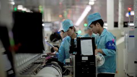 «Bedrifter må bestemme seg for hvilken kunnskap de ønsker å dele og hva de ønsker å beskytte når de innleder samarbeid med kinesiske virksomheter», skriver innleggsforfatterne. Bildet er fra elektronikkselskapet Oppos fabrikk i Dongguan.