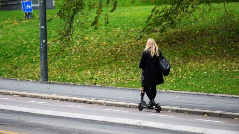 Ung dame på vei opp Henrik Ibsens gate på elektrisk sparkesykkel.
