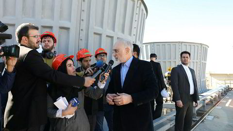 Sjefen for Irans atomenergiorganisasjon, Ali Akbar Salehi, intervjues av iranske medier utenfor atomanlegget i Arak i Iran. Søndag kunngjorde iranske myndigheter at de nå ser bort fra alle grenser som er satt for anriking av uran i atomavtalen fra 2015.
