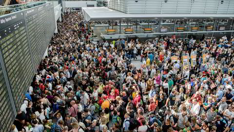 Det var kaotiske tilstander på flyplassen i München lørdag, der den ene terminalen ble stengt og evakuert etter at en kvinne tok seg usett gjennom sikkerhetskontrollen.