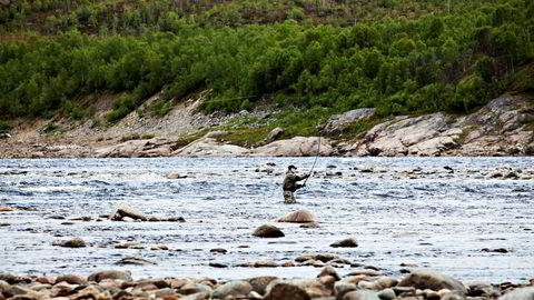 På den finske siden av Tana-elven fisker finnene etter laks. Dette bildet er tatt på finsk side av grensen.