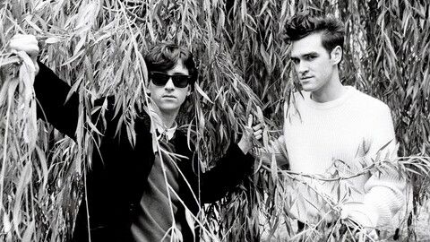 This Charming Man. The Smiths-gitarist Johnny Marr med Ray-Ban Wayfarer og flott stil fra topp til tå i 1983. I bakgrunnen: Morrisey.