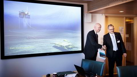 Oljeselskapet DEAs norgessjef Hans-Hermann Andreae (til høyre) leverer inn plan for utbygging og drift av gassfeltet Zidane. Til venstre daværende olje- og energiminister Tord Lien.
