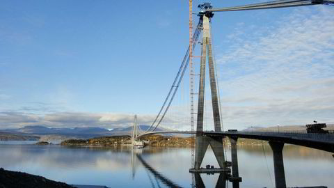 Kinesiske Sichuan Road and Bridge Group vurderer søksmål mot staten etter at de ble ekskludert fra et anbud i Nord-Trøndelag. Her fra bygging av Hålogalandsbrua ved Narvik, der selskapet er entreprenør. Broen står ferdig neste år.